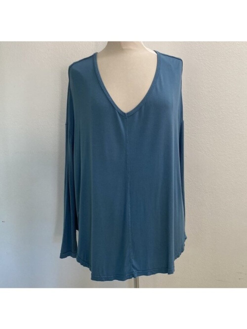 Free People oversized lagenlook size S blue distressed long sleeve top V-neck - Picture 2 of 8